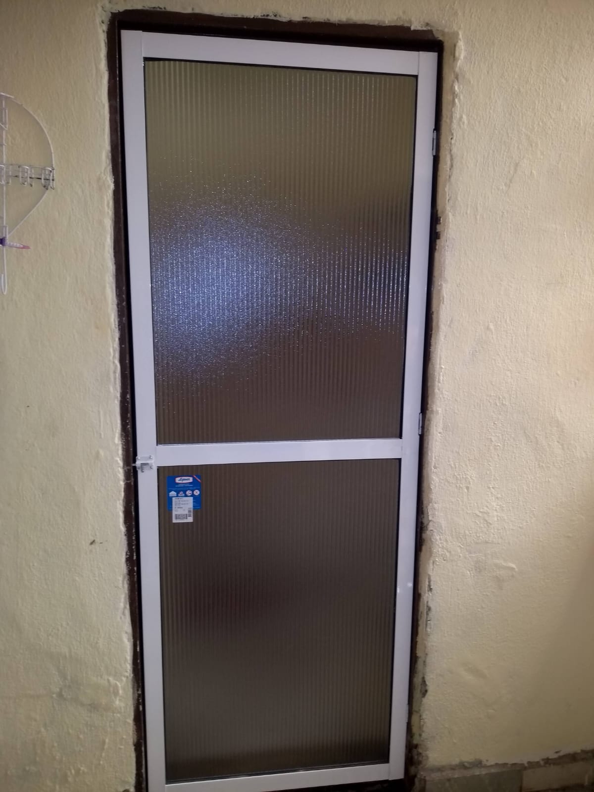 Puerta en aluminio con acrílico